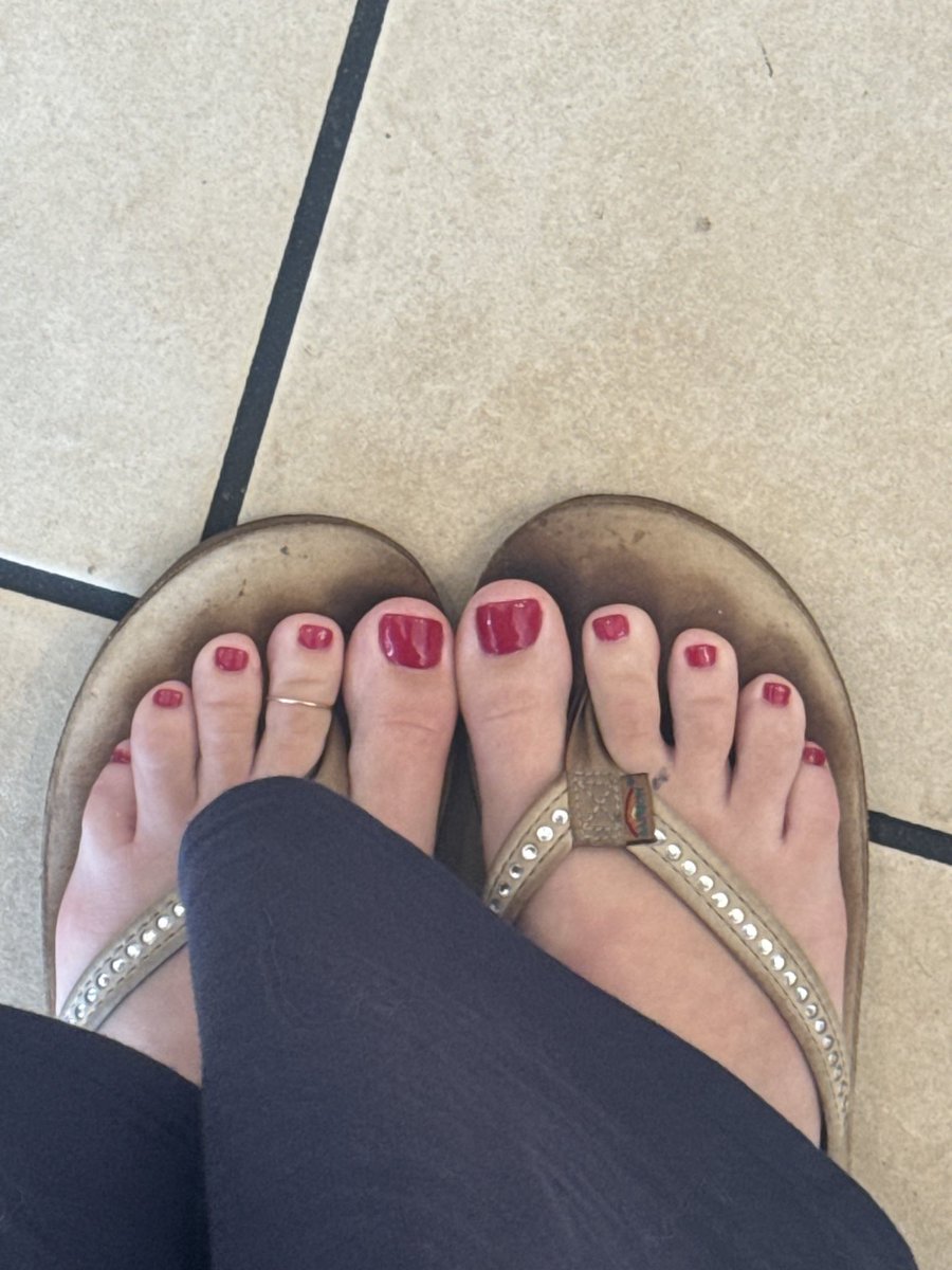 mermaidlleira's tweet photo. Pedicure day, which foot rest is gonna reimburse this #feet #pedicure #footboy #findom #cashapp #throne https://t.co/xOZenabjtP