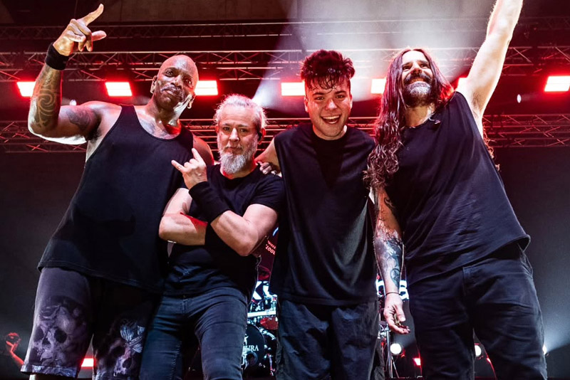RockBrigade30's tweet photo. A Live Nation Brasil anunciou que o show final do SEPULTURA no dia 7 de novembro de 2026 em São Paulo, Brasil, foi transferido do estádio Mercado Livre Arena Pacaembu, que tem capacidade para 26.000 pessoas, para o Suhai Music Hall, que comporta  9.000.
https://t.co/JDZXqjoMvO https://t.co/wUI9CsjGFx
