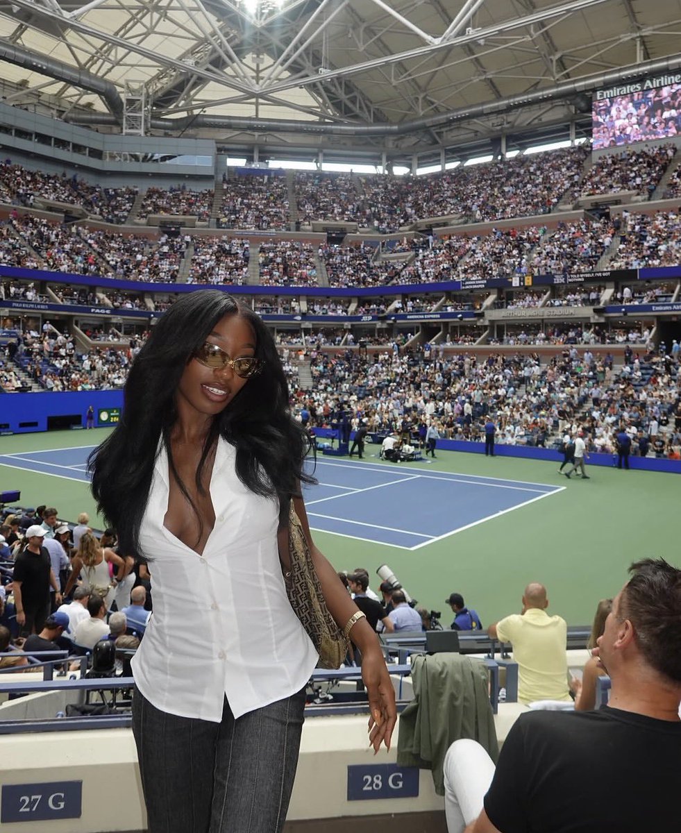 totaltauruss's tweet photo. these baddies serving looks at the US Open 😍🎾 https://t.co/fLQ9qokl7e