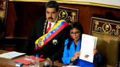 SonPolemicas's tweet photo. No existe acta o sentencia que destituya de su cargo al Presidente Nicolás Maduro, no existe ninguna decisión de la Asamblea Nacional ni del Tribunal Supremo que desconozca a Maduro como Jefe de Estado.
No hubo insurrección militar o popular contra Maduro.
Es el PRESIDENTE 🇻🇪 https://t.co/7OzxHcPkX7