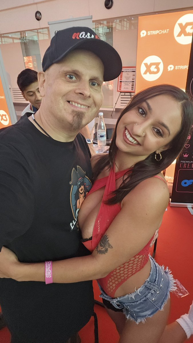 MadmanSan's tweet photo. Always good to see @HaileyRoseFucks at a convention. 🤩 https://t.co/PqkRAl3kMd