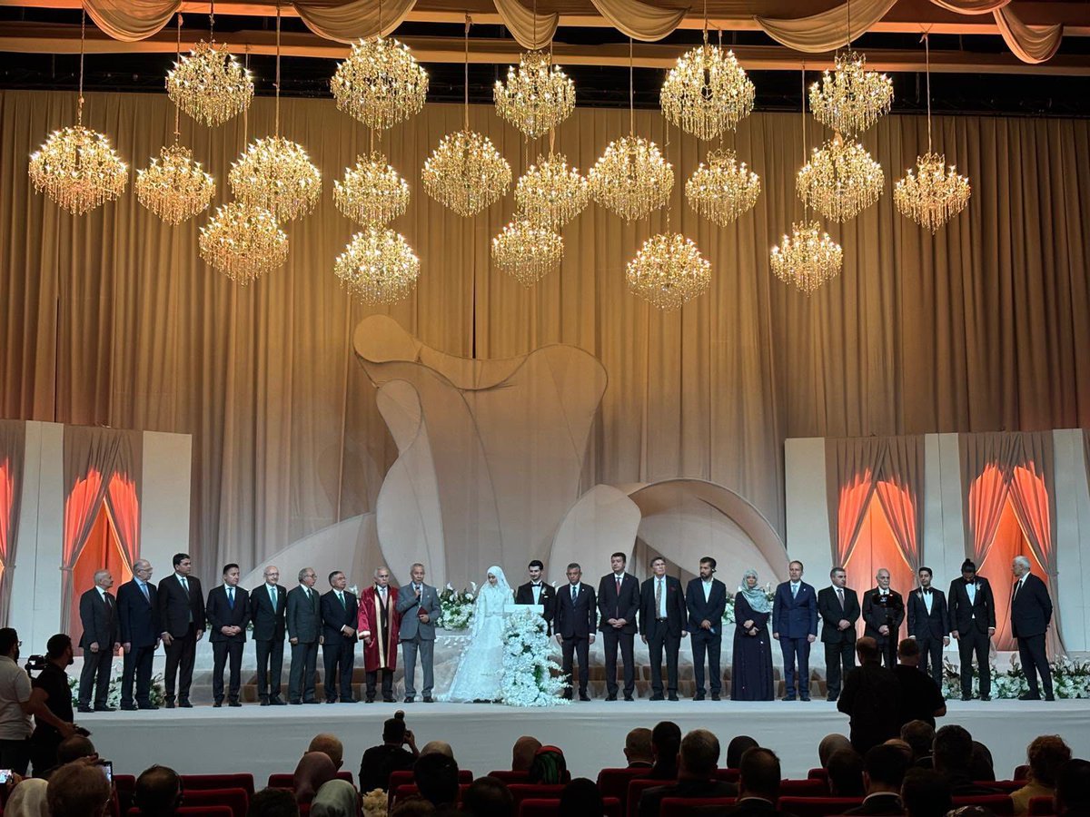 yesilyurt_'s tweet photo. Türkiye Cumhuriyeti’nin seçilmiş son Başbakanı Prof. Dr. Ahmet Davutoğlu’nun kıymetli evladı Mehmet Davutoğlu’nun düğün merasimine katıldık.
Mehmet ve Ravza kardeşlerimize ömür boyu mutluluklar diliyorum.
@Ahmet_Davutoglu https://t.co/NEaM3it5SO