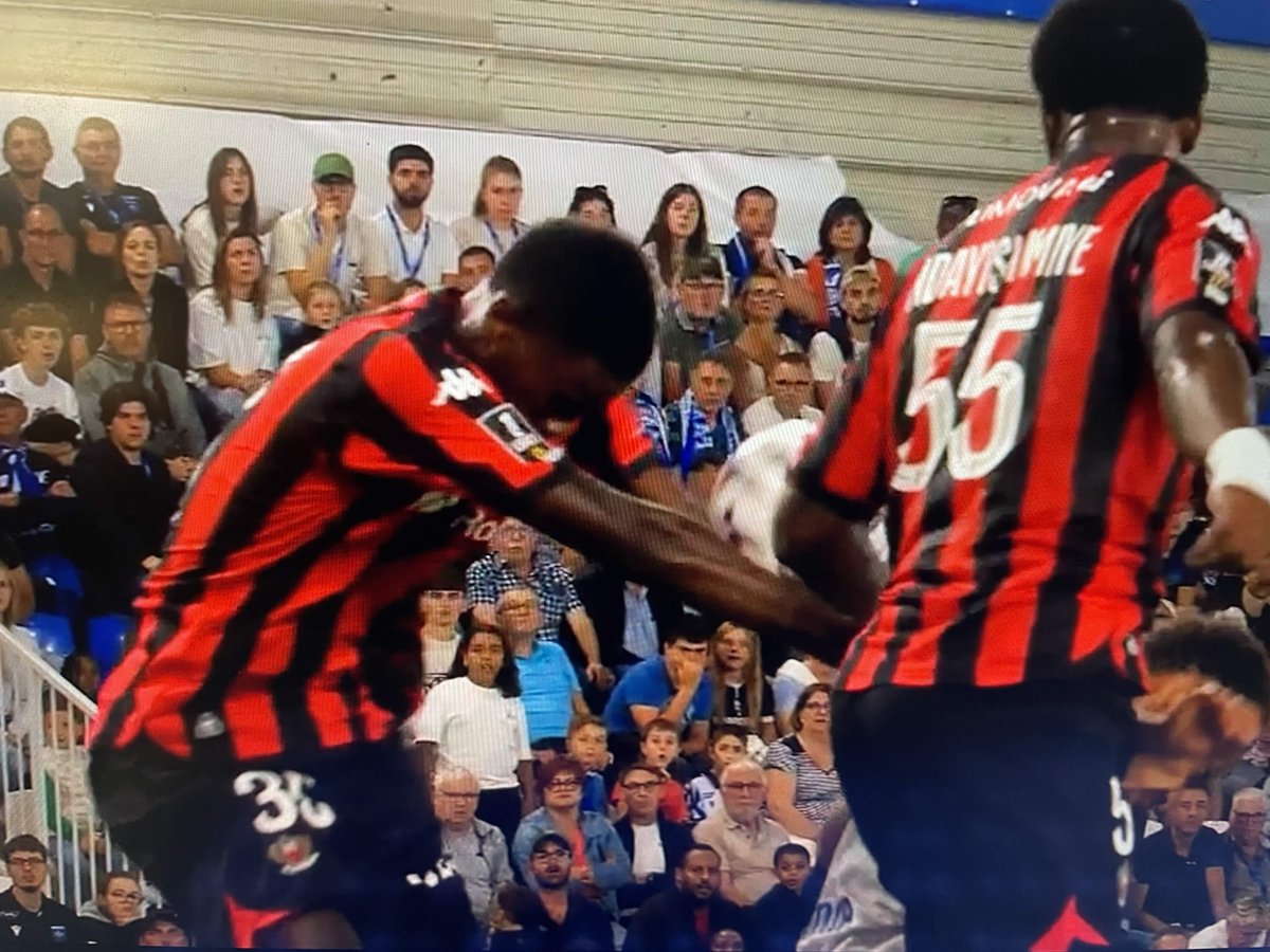 kepterenzer's tweet photo. Contre Auxerre on peut prendre le bras du défenseur pour lui faire toucher le ballon de la main pour obtenir un pénalty
Contre Auxerre on peut jouer au volley dans sa surface de réparation, ça suffit pas pour faire pénalty https://t.co/deo9ljl8Cv
