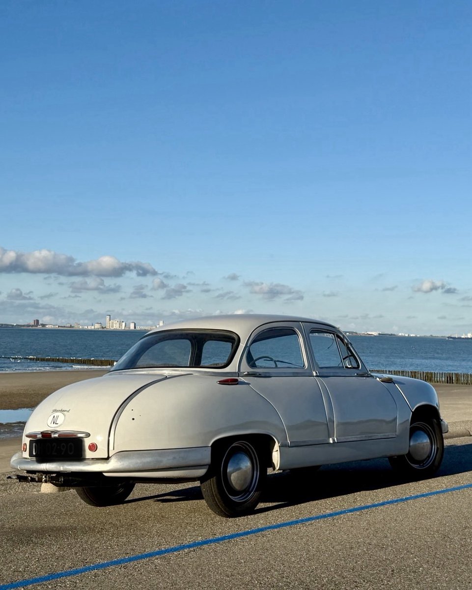 HeerlijkheydsFR's tweet photo. Onze Panhard Dyna Z1 π! We hebben 'm verkocht voor we naar #Frankrijk verhuisden en er moest nog aardig wat aan het interieur en de motor gebeuren maar we kregen vandaag foto's dat ze af is!!
#PanhardDyna #oldtimer https://t.co/YHBwAIzrd0