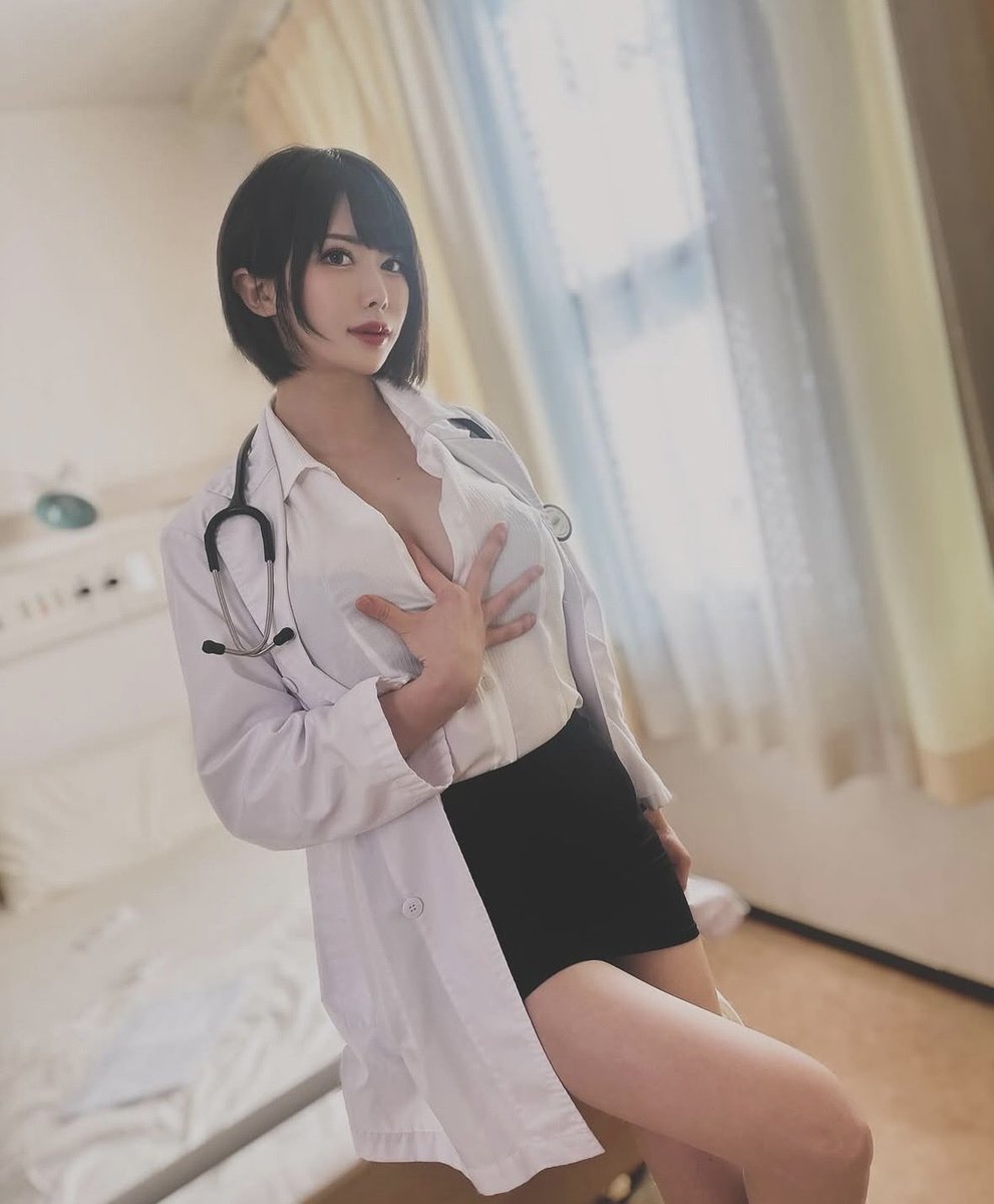 kyokore4545's tweet photo. 【女優深掘り図鑑 #023｜辻井ほのか】

「もし怪我をしていなかったら、AV女優・辻井ほのかは誕生していなかったかもしれない。」

172cmの長身。

グラマラスなスタイル。

そして、

バスケットボール元日本代表候補。

2019年にAVデビューした、

辻井ほのか。

彼女の経歴を深掘りすると、

AVとはまったく違う世界で本気で上を目指していた過去が見えてきます。

辻井ほのかがバスケットボールを始めたのは、

小学5年生。

そこから競技にのめり込み、

ポジションはガード。

中学時代には、

U-15日本代表候補に選ばれるほどの選手になります。

さらに高校でもバスケを続け、

国体にも出場。

本気で競技と向き合う学生生活を送っていました。

ところが、

大きな怪我を経験。

競技人生は思い描いていたものとは違う方向へ進んでいきます。

そして、

やがて辿り着いたのがAVの世界でした。

2019年。

辻井ほのかとしてAVデビュー。

172cmという高身長。

スレンダーな体型と存在感のあるバスト。

さらに、

長い舌。

他の女優にはない特徴を武器に、

徐々に存在感を高めていきます。

そして2022年。

彼女のキャリアに大きな結果が残ります。

「スカパー！アダルト��送大賞2022」

受賞。

デビューから約3年。

AV女優���して一つの大きな評価を手にしました。

でも、

辻井ほのかの面白さは、

AVだけを追っていても全部は見えてきません。

2023年には、

ABEMAの人気企画

「英語禁止ボウリング」

にも出演。

さらに海外にも活動を広げ、

2024年にはTAE台湾アダルト博覧会、

2025年にはTRE台湾アダルト博覧会へ。

日本だけではなく、

台湾でもファンを増やしていきます。

2025年3月には、

写真集

『ヘビーな果実』

を発売。

撮影は篠原潔。

96ページにわたり、

辻井ほのかの高身長とグラマラスなスタイルを生かした一冊になりました。

そして、

2026年。

彼女の人生で再び大きな存在になっているのが、

バスケットボールです。

女優として活動しながら、

自らバスケットボールチームを立ち上げ、

今度は選手だけではなく、

監督としても競技に関わるようになります。

ところが5月。

大会決勝で左膝を負傷。

前十字靱帯と内側側副靱帯の完全断裂。

さらに骨折と半月板損傷。

長期離脱が必要になるほどの大怪我でした。

女優の仕事にも影響する怪我。

それでも、

彼女はバスケを諦めなかった。

そして6月。

自身が立ち上げたチームが、

大会で優勝。

かつて本気で選手として上を目指したバスケットボール。

一度は離れたその競技に、

AV女優として成功した後、

今度はチームを率いる立場で戻ってきた。

ここまで知ると、

辻井ほのかという女優の見え方はかなり変わります。

【辻井ほのか PROFILE】

名前：
辻井ほのか

誕生日：
11月15日

出身：
東京都

身長：
172cm

所属事務所：
ティーパワーズ

2019年
AVデビュー

バスケットボール
U-15日本代表候補

国体出場経験あり

2022年
スカパー！
アダルト放送大賞受賞

2023年
ABEMA
「英語禁止ボウリング」出演

2024年
TAE台湾アダルト博覧会

2025年
TRE台湾アダルト博覧会

2025年3月
写真集
『ヘビーな果実』発売

2026年
自身のバスケットボールチームで活動

辻井ほのかを深掘りして感じるのは、

人生の中心にずっと、

「バスケットボール」があること。

日本代表候補になるほど打ち込んだ学生時代。

怪我。

そしてAVデビュー。

普通なら、

そこでバスケは「昔やっていたスポーツ」になっていてもおかしくない。

でも、

そうならなかった。

女優としてキャリアを築き、

賞を獲り、

海外イベントにも出演。

その先で、

再び本気でバスケに戻ってきた。

そして2026年、

また大怪我を負った。

それでも競技との関係を切らない。

AV女優としての辻井ほのかと、

バスケットボール選手だった辻井ほのか。

一見まったく違う二つの人生が、

今は一つにつながっている。

高身長。

グラマラスなスタイル。

長い舌。

そうした分かりやすい特徴だけではなく、

背景まで知ると、

かなり異色のキャリアを歩んできた女優です。

辻井ほのかファンの人、

「ほのかちゃんを知るなら、これは見てほしい」

という作品やエピソードがあったらぜひ教えてください👇

本人X：@tsujiiHonoka

Instagram：
https://t.co/3SuWECjgjs

#辻井ほのか #女優深掘り図鑑