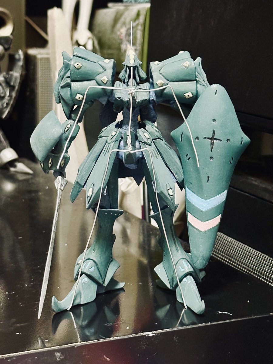 yyfCZXK5hqus7bP's tweet photo. 関節は頑張って自作しても
可動範囲によるポーズの限界があるので
人型の���ルミ線の芯に
紙粘土を肉盛りするように造型して
ベンダブル人形化しております。
芯のアルミ線が破損しても
そこだけ交換して修理しております。 https://t.co/8Chy9mR72q