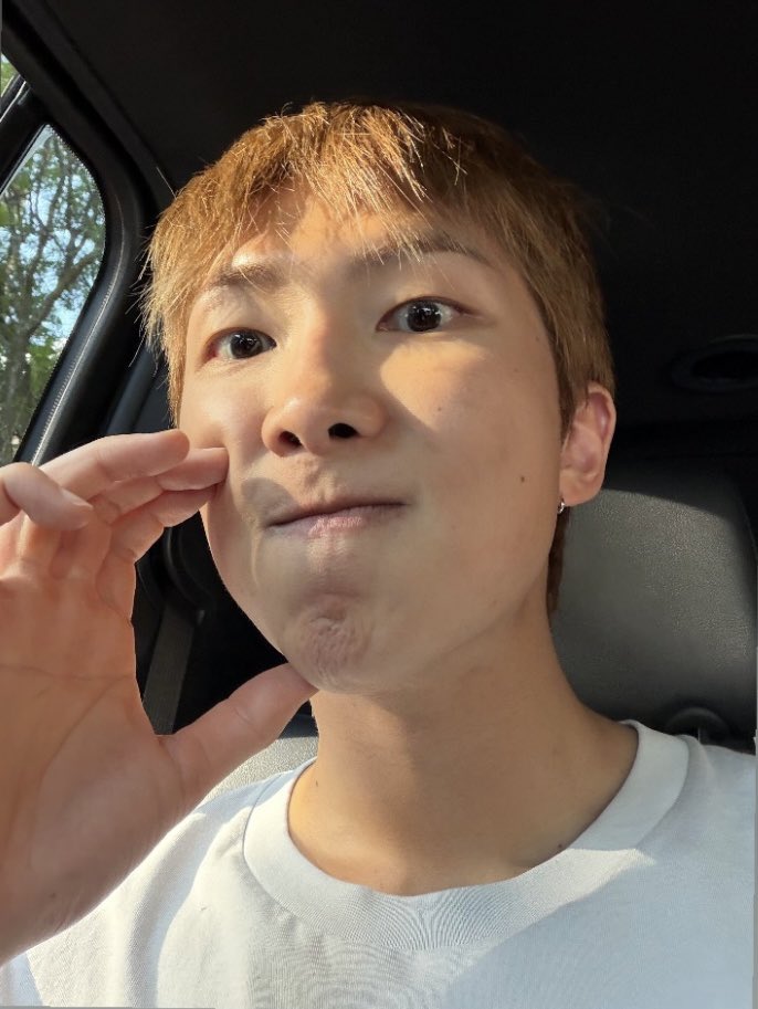 RMPICS_twt's tweet photo. #HappyBirthdayNamjoon 
#HappyRMDay #RM🐨💜
#RMDay2026 @BTS_twt

happy birthday loml https://t.co/ErD3ZOpEQY