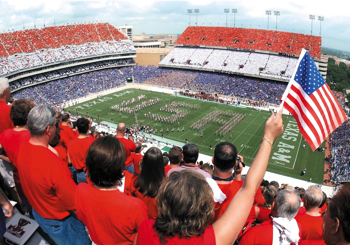 texagdad24's tweet photo. @CSOonX 2001 vs 2026. 25 years. Aggies still show up and show out. Besides the military academies, probably the most patriotic school in the country. Amazing job by the field staff laying this down. #NeverForget🇺🇲👍🏻 . @AggieFootball @aggiefieldguy @aggiefieldstaff https://t.co/i9RUVgzJwN