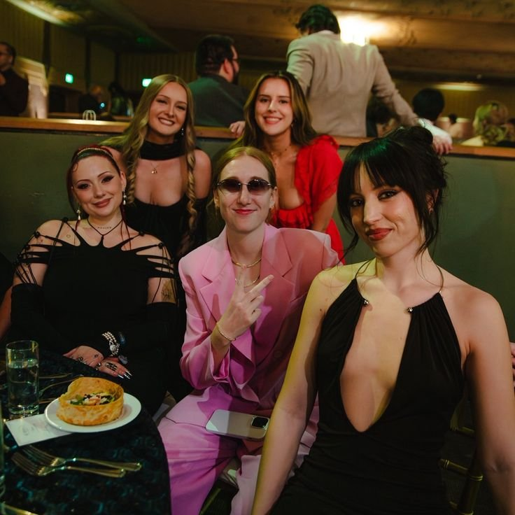 Ava1dk's tweet photo. oh sapphic 2025 streamer awards table how i miss you https://t.co/s8QdJfAIOE
