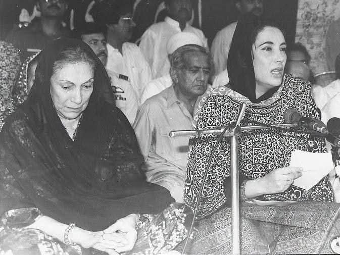 BilawalMala's tweet photo. جو نہ روئی تھی ، تپتی ہوئی راہوں م��ں
دیـوار کـے سائـے میـں بیٹـھی تـو بہـت روئی !!
#MissingSMBB https://t.co/StRekLECxw
