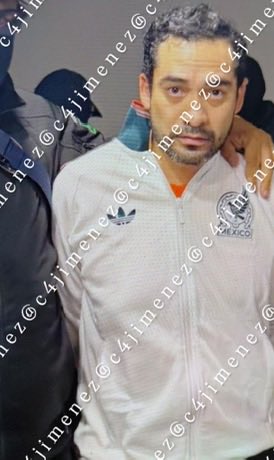 DavidVargasA18's tweet photo. Pagaba por salir en la Revista Líderes, de los más influyentes:

Decía que era director de la UIF, y así extorsionaba: Mario de la Fuente Zeind.
Aseguraba que podía bloquear o desbloquear cuentas bancarias, pero la @SSPCMexico y @FGRMexico lo detuvieron esta madrugada.
RT👇 https://t.co/9BZ7tJyDYp