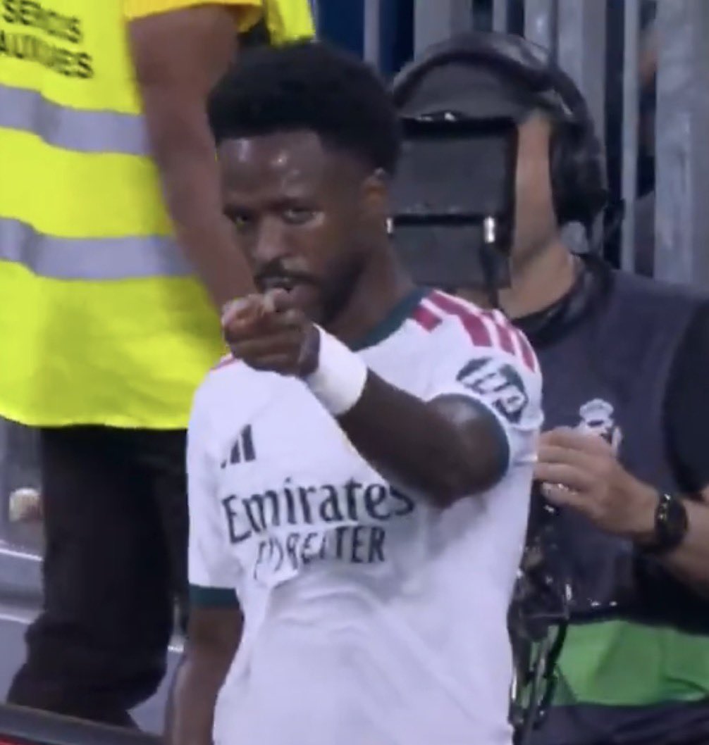 madrid_total2's tweet photo. Vinicius Jr apuntando a Jude y Bellingham apuntando a Vini en el gol. Los amo. 😍🤍 https://t.co/fEIxwLGHZT