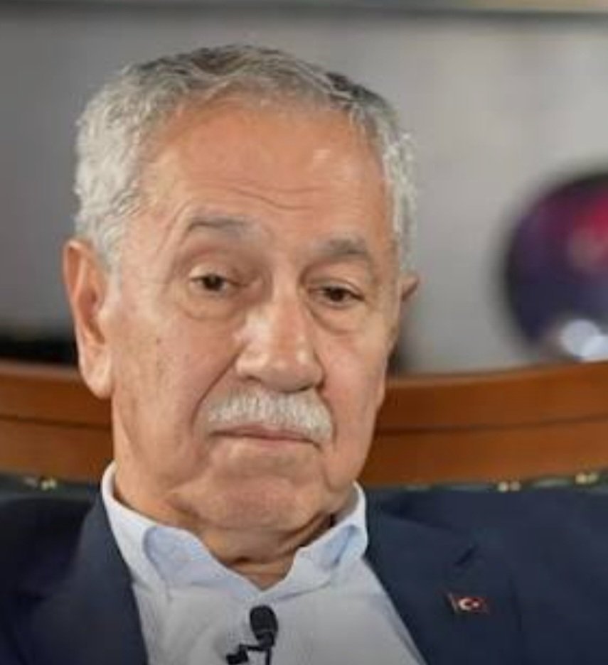 ibrahimkaragul's tweet photo. Bu Bülent Arınç'ın karnının 
şişi neden hiç inmez. 

İnanılmaz bir hazımsızlık.
İnanılmaz bir kıskançlık. 
İnanılmaz bir haset. 

Çok itici hale geldi. 

Elinden gelse Erdoğan'ı ve bütün izlerini tarihten silecek. 

Bunu doğrudan yapamadığı için sağa sola "sataşma" ile 
bir şeyler yaptığını sanıyor. 

Yaşlılığına mı vermek lazım. 

Sadece; 
Nefret duygularını güzel cümlelerle kamufle etmeyi 
iyi beceriyor. 

Başka da hiç bir mahareti yok. 

Herkes onu sahneye sürüyor. 
O da bir şey yaptığını sanıyor. 

Gerçekten bıktırdı artık.