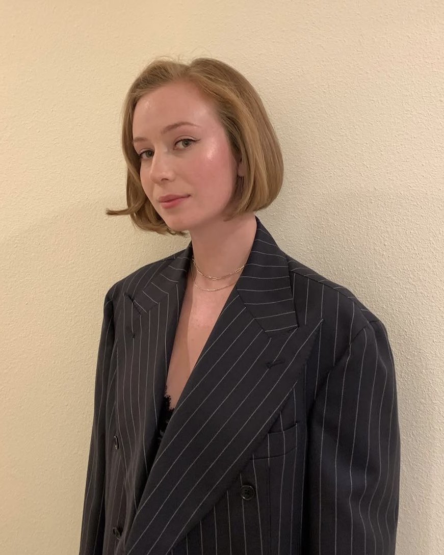 anemvas's tweet photo. theres #not enough guillotine in this world to cut the amount of head i would give her. https://t.co/xXxL5Vu6AM
