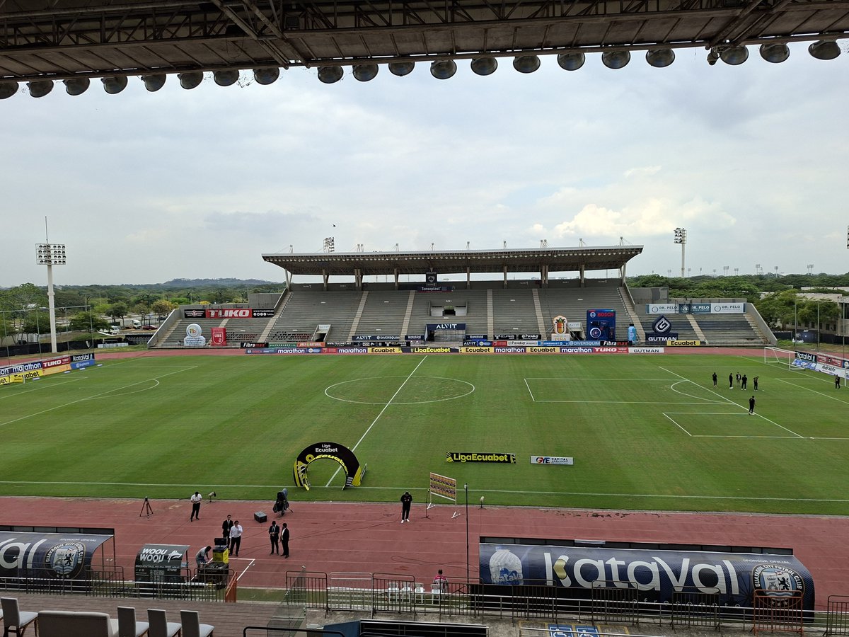 RiveraJuanca's tweet photo. Ya desde el 🏟 Christian Benitez  para relatar @GuayaquilCityFC @ClubMushucRuna1 por la señal de @zapping_ecu 📺 con la producción de Show Time Ligapro ⚽️🇪🇨🏆
Comenta @Arturo_M13
En cancha @GaboSolorzanoEc

Los esperamos!

La pelota está rodando 🗣🎙🎶 https://t.co/vGk2uIHegv