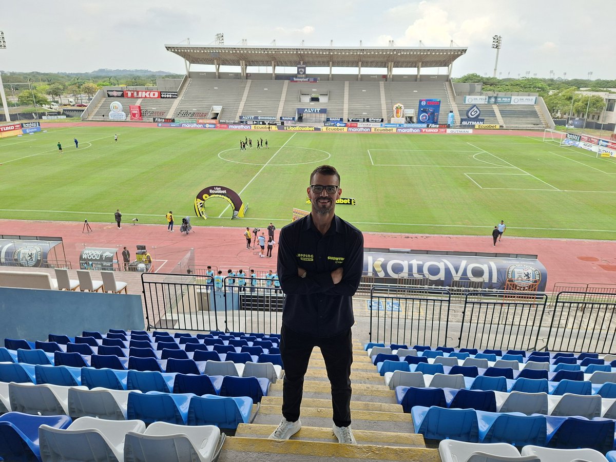 RiveraJuanca's tweet photo. Ya desde el 🏟 Christian Benitez  para relatar @GuayaquilCityFC @ClubMushucRuna1 por la señal de @zapping_ecu 📺 con la producción de Show Time Ligapro ⚽️🇪🇨🏆
Comenta @Arturo_M13
En cancha @GaboSolorzanoEc

Los esperamos!

La pelota está rodando 🗣🎙🎶 https://t.co/vGk2uIHegv