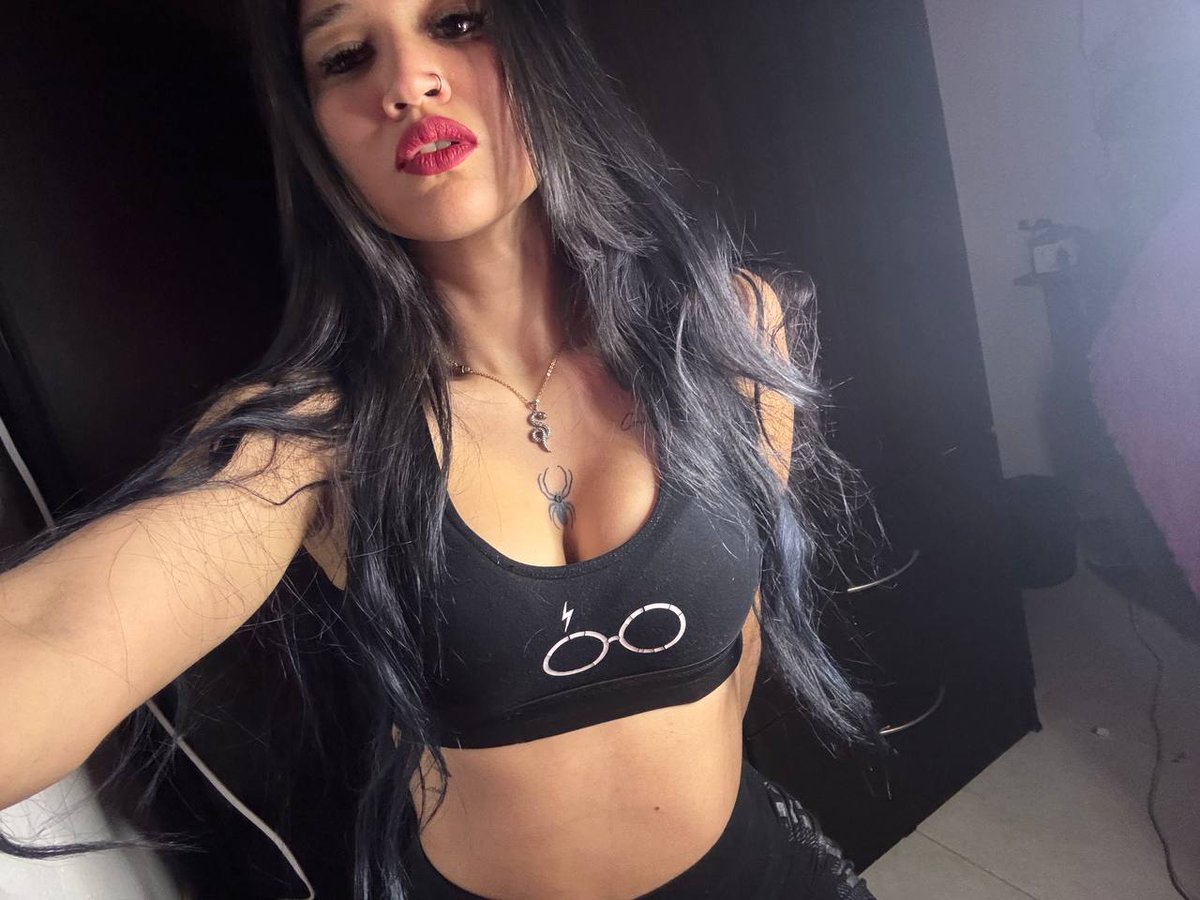 April_Pierce_'s tweet photo. Hola Mi Amores ! https://t.co/B0I832JZt0