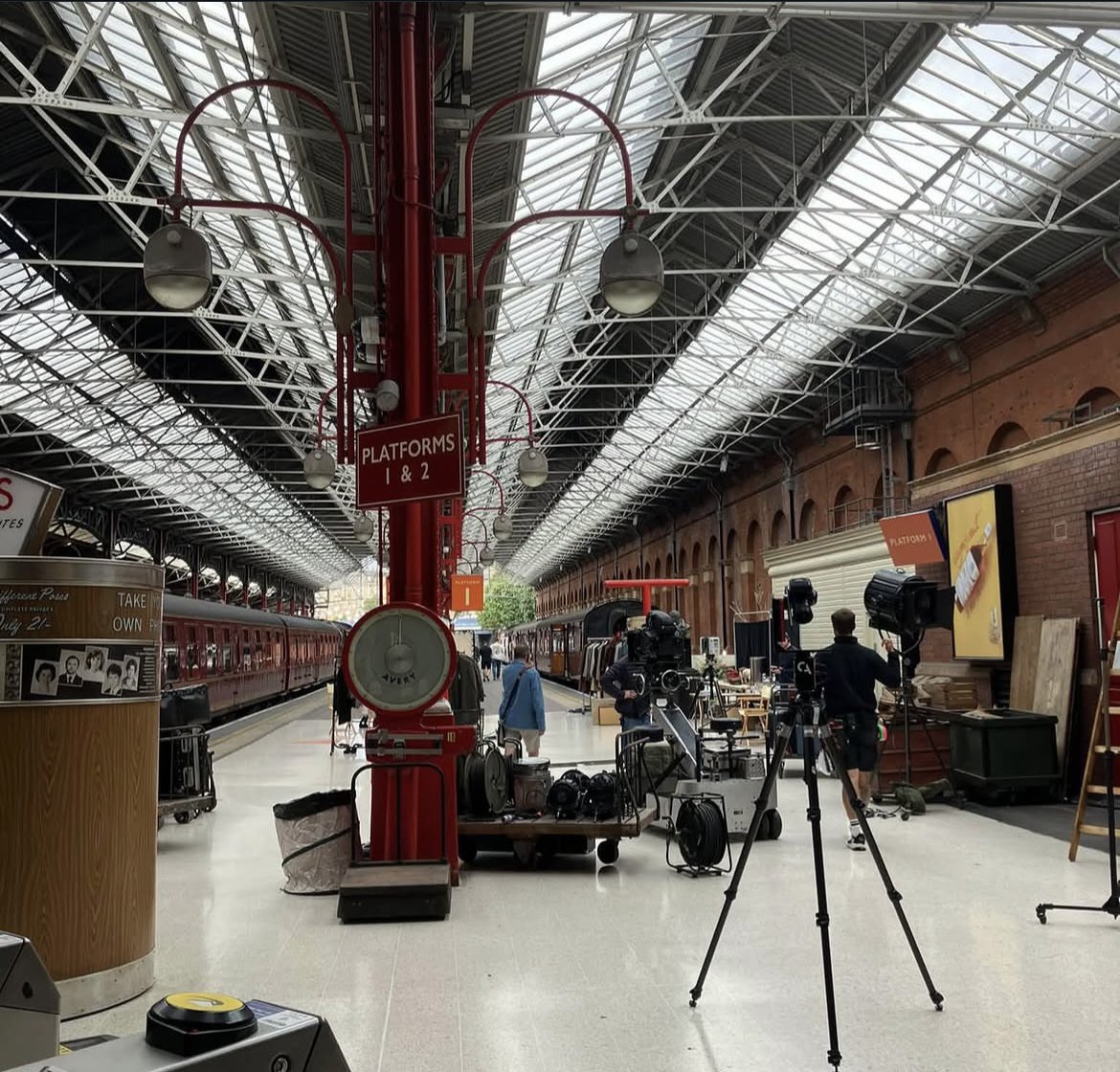 BeatlesBiopics's tweet photo. The Beatles Biopics filmed a recreation of the opening scene of A Hard Day’s Night at Marylebone Station today 🎬 #BeatlesBiopics https://t.co/LbNBEPl1q1