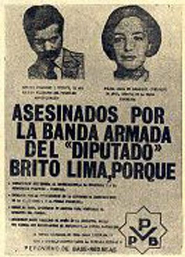 robertotaboada5's tweet photo. 1° de octubre de 1973, en una reunión secreta, Juan Domingo Perón firmó un documento reservado con instrucciones para “depurar de infiltrados” el Movimiento Nacional Justicialista. Menos de dos meses después, la Triple A cometía el primero de sus crímenes, los asesinatos de un abogado peronista y su mujer. Fue el inicio del terrorismo de Estado previo al golpe.

Habían pasado pocos minutos de las cuatro de la tarde del 27 de noviembre de 1973 y el sol pegaba fuerte cuando un hombre joven se acercó a la pareja -también joven – que esperaba el tren con destino a Retiro en el andén de la estación San Miguel, en el oeste del Gran Buenos Aires.

-¡Así que vos andás con mi mujer, hijo de puta! – gritó el hombre joven, y ese grito hizo que muchos de los transeúntes se dieran vuelta y pudieran ver con claridad lo que sucedió a continuación, justo cuando el tren de detenía en la estación.

Denuncia del Peronismo de Base.

Vieron que el hombre joven llevaba un arma corta en la mano derecha y que la mujer intentó interponerse entre él y su acompañante; vieron cómo el hombre le disparaba tres balazos seguidos a la mujer y que esta caía sin un grito; vieron cómo después le pegaba otros siete tiros al hombre, que aún no había logrado reaccionar, y que éste también caía sobre el andén; y vieron cómo el agresor se alejaba a la carrera y que otro hombre lo esperaba a poca distancia y corría junto con él, como cubriendo su retirada.

Para utilizar la terminología de los diarios de la época, de no ser por una circunstancia fortuita, la identidad de las víctimas y del agresor, y de la primera y única declaración del asesino ante el juez, el hecho habría pasado por “un crimen pasional”, uno más entre los tantos que se podían leer en las páginas de la sección Policiales.

El hombre murió antes de caer al piso, la mujer agonizó unas horas en el Hospital de San Miguel. Se trataba de un matrimonio. La mujer era Nélida “Chiche” Arana, militante de la izquierda peronista, el hombre era su marido, Antonio Deleroni, de 31 años, abogado de presos políticos y uno de los dirigentes más conspicuos del Peronismo de Base. Venían de comer junto con otros militantes en el restaurante “La Positiva”, que estaba a pocos metros de la estación donde los sorprendió la muerte.

Deleroni no era un “blanco” cualquiera en aquellos tiempos. Se había fogueado desde muy chico en la Resistencia Peronista. En 1959, a los 17 años había participado en la huelga general del Frigorífico “Lisandro de la Torre”. Mientras trabajaba estudió en la Facultad de Derecho, donde se integró a la primera Juventud Universitaria Peronista a través de ANDE (Agrupación Nacional de Estudiantes). Una vez recibido se había sumado al cuerpo de abogados de la CGT de los Argentinos y se dedicó a la defensa de presos políticos y gremiales. Paralelamente, militaba en el Peronismo de Base y en las Fuerzas Armadas Peronistas – 17 de Octubre (FAP-17). Para noviembre de 1973 había recibido numerosas amenazas de muerte, precisamente uno de los temas que se habían discutido en el almuerzo del que acababa de salir.

Velorio multitudinario.

El dirigente de la Federación Gráfica, Raymundo Ongaro, otro histórico de la Resistencia Peronista, fue el encargado del discurso final. “Era uno de esos militantes que despliegan su actividad en todas las formas posibles. Él lo hacía desde su profesión en la defensa desinteresada a los presos políticos y desde la tarea del barrio a través de la Unidad Básica 17 de Octubre. Cuando le preguntamos que iba a hacer en ese local nos respondió: La Básica va a ser una verdadera casa peronista donde los compañeros del barrio puedan reunirse a discutir, a decir lo que realmente piensan. Esa es la única forma posible de llevar adelante la organización, desde abajo, sin claudicaciones, hasta la victoria final”, lo despidió.

Después, más de dos mil personas acompañaron los restos de Deleroni y Arana hasta el Cementerio de San Miguel.