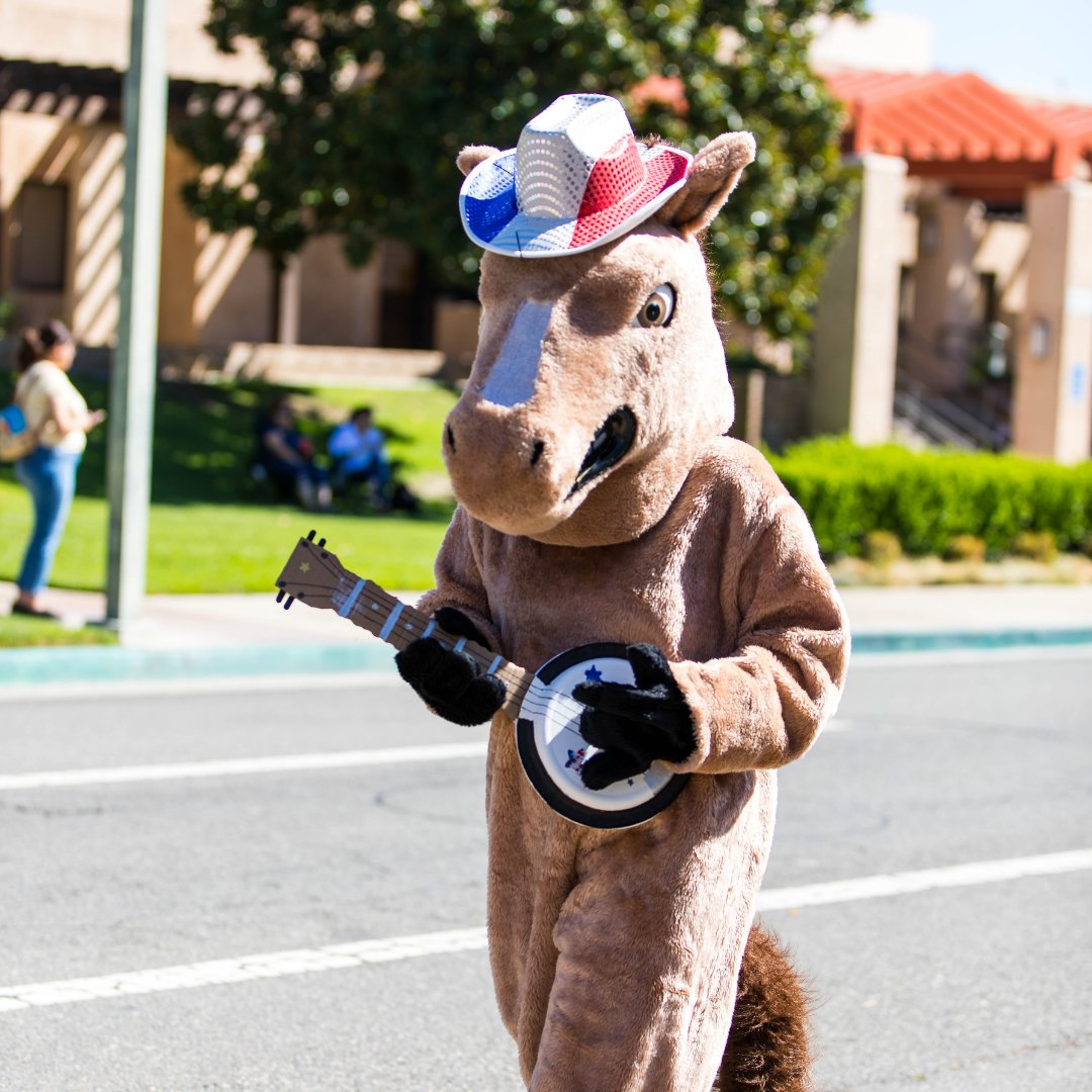 BanningUSD's tweet photo. 🐎 Banning USD showed up for the Stagecoach Days Parade! From Cadet Corps leading the way to performing arts, athletics and schools across the District, our students proudly represented Banning USD. 💚💛

Read more: https://t.co/gz1tLuwKhy https://t.co/RFs3KZ8yq2
