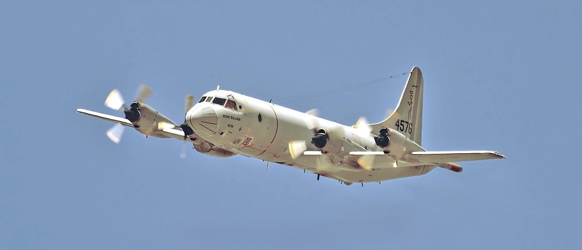 FAArgentinas's tweet photo. 🇦🇷🇺🇸🇳🇴 | CUARTO P-3 ORIÓN PARA LA ARMADA ARGENTINA 💪🇦🇷🇳🇴

El cuarto y último Lockheed P-3 Orion (ex Real Fuerza Aérea de Noruega), adquirido por el Gobierno argentino y destinado a la Escuadrilla Aeronaval de Exploración de la Armada Argentina, visto días atrás durante sus vuelos de prueba en Tucson, Arizona.

Mientras el tercer P-3C Orion se encuentra actualmente en la etapa final previa a su traslado hacia la Argentina, luego de completar las tareas de inspección mayor PMI (Planned Maintenance Interval), su puesta en servicio y el proceso de repintado, el cuarto y último P-3 Orion ya comenzó los vuelos de prueba antes de su traslado a las instalaciones de MHD-Rockland, en el aeropuerto de Keystone Heights, Florida.

Allí se le realizarán los trabajos de inspección mayor PMI (Planned Maintenance Interval) y puesta en servicio, como paso previo a su traslado en vuelo hacia la Argentina. A diferencia de los otros ejemplares incorporados, este corresponde a la versión P-3N Orion (ex 4576 “Bernt Balchen”).

Cabe recordar que esta unidad forma parte de los cuatro Lockheed P-3 Orion incorporados por la Armada Argentina. Tres corresponden a la versión P-3C —de los cuales aún resta entregar el tercero—, configurada específicamente para misiones de patrulla marítima y guerra antisubmarina (ASW), mientras que el restante es un P-3N, orientado principalmente a tareas de búsqueda y rescate (Search and Rescue – SAR).

Con hasta 12 horas de autonomía y un amplio radio de acción, estas aeronaves refuerzan significativamente la capacidad de exploración, vigilancia y control del Atlántico Sur y de los espacios marítimos de interés nacional.

📸 Paul Larson

@JMilei 
@TGCarlosPresti 
@MinDefensa_Ar 
@Armada_Arg 
@EmbajadaEEUUarg 
@pldocmd 
@Forsvaret_no 
@LockheedMartin 
@MHDROCKLAND 
@NoruegaenARG 
@EmbNorArg 
@ARGinNORWAY 
@GiacominoClau