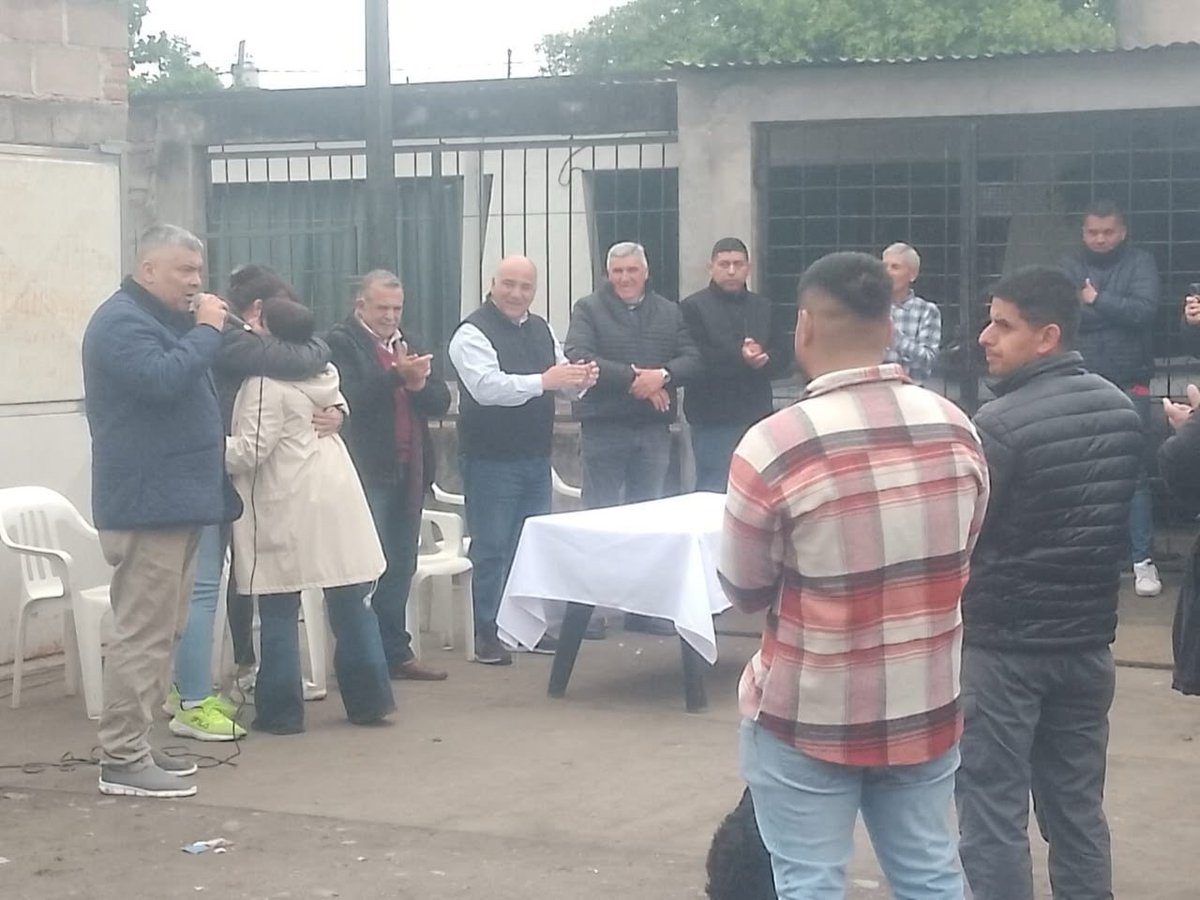 NOSETUok's tweet photo. Si necesitás a alguien que te llene la convocatoria.... NO LLAMES a Juri Debo aunque convocó hasta a los del chat de mamis y papis,  no fué ni el loro a bancar al Aceituna  @juanmanzurok  en Concepción. https://t.co/YsI4Iw7l04
