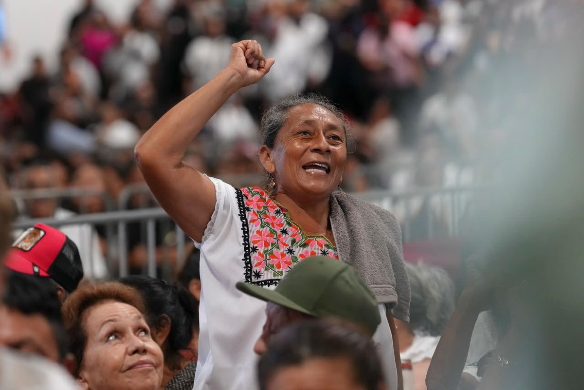 Claudiashein's tweet photo. Ermilo Abreu, en el libro Canek, escribe palabras que pudo haber pronunciado Jacinto Canek, líder maya que se levantó contra la injusticia en 1761:

“Todos los seres, por el hecho mismo de serlo, tienen atributos, expresiones de su esencia, voces que revelan su origen y condición. El atributo de los seres no es un adorno ni una cualidad que viene de fuera, al acaso. Su atributo es como la emanación del agua que hierve; es agua y no es agua. Así, el atributo del mar es el orgullo; el atributo del sol, la autoridad; el atributo del hombre, la dignidad”.

¡Que viva la dignidad del pueblo de México!

🎥 https://t.co/MeZiL0ghrl