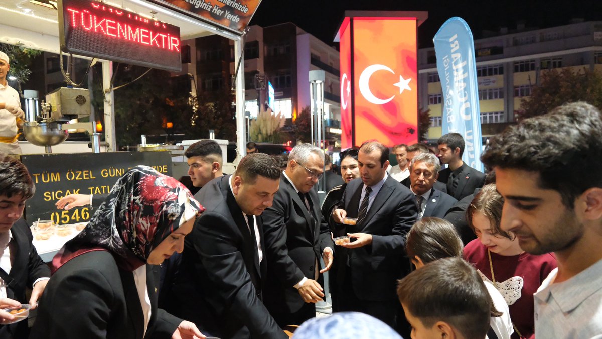 KonyaUlkuOcak's tweet photo. 12 EYLÜL | UNUTMAK TÜKENMEKTİR

12 Eylül’ün yıl dönümünde, tarihe kara bir iz olarak düşen bu günü unutmamak ve aziz şehitlerimizi yâd etmek amacıyla Konya Zafer Meydanı’nda lokma ikramında bulunduk.

Başta Gazi Mustafa Kemal Atatürk ve tüm şehitlerimiz olmak üzere; Ruhi Kılıçkıran’dan Fırat Yılmaz Çakıroğlu’na kadar ülkücü şehitlerimizin aziz ruhları için gerçekleştirdiğimiz lokma ikramımıza;

Milliyetçi Hareket Partisi MYK Üyesi Güzide Çipan, Prof. Dr. Özer Karakayacı, Milliyetçi Hareket Partisi Konya İl Başkanı Sedat Göncü ve yönetimi, Meram İlçe Başkanı Mahmut Yaman ve yönetimi, Karatay İlçe Başkanı Muammer Özcan ve yönetimi, TÜRKAV Konya İl Başkanı Erhan Dönmez ve yönetimi, sendika başkanları ve ülküdaşlarımız katılım sağladı.

Aziz şehitlerimizi rahmet, minnet ve dualarla anıyoruz.

Unutmak tükenmektir.
@ayyildirim1