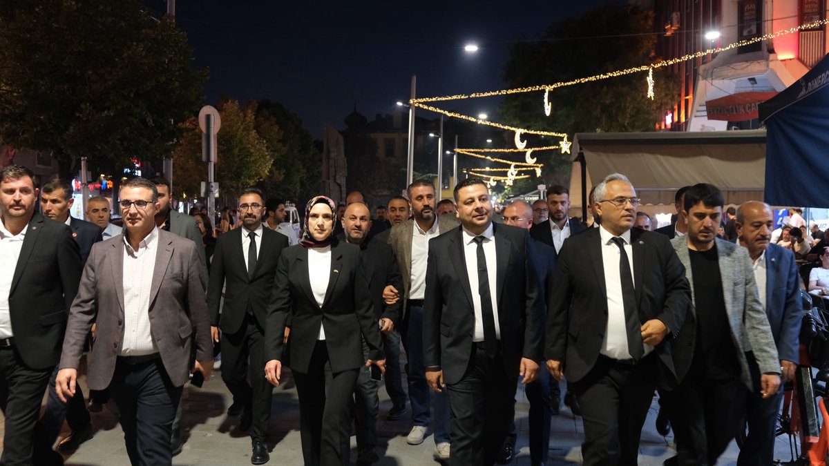 KonyaUlkuOcak's tweet photo. 12 EYLÜL | UNUTMAK TÜKENMEKTİR

12 Eylül’ün yıl dönümünde, tarihe kara bir iz olarak düşen bu günü unutmamak ve aziz şehitlerimizi yâd etmek amacıyla Konya Zafer Meydanı’nda lokma ikramında bulunduk.

Başta Gazi Mustafa Kemal Atatürk ve tüm şehitlerimiz olmak üzere; Ruhi Kılıçkıran’dan Fırat Yılmaz Çakıroğlu’na kadar ülkücü şehitlerimizin aziz ruhları için gerçekleştirdiğimiz lokma ikramımıza;

Milliyetçi Hareket Partisi MYK Üyesi Güzide Çipan, Prof. Dr. Özer Karakayacı, Milliyetçi Hareket Partisi Konya İl Başkanı Sedat Göncü ve yönetimi, Meram İlçe Başkanı Mahmut Yaman ve yönetimi, Karatay İlçe Başkanı Muammer Özcan ve yönetimi, TÜRKAV Konya İl Başkanı Erhan Dönmez ve yönetimi, sendika başkanları ve ülküdaşlarımız katılım sağladı.

Aziz şehitlerimizi rahmet, minnet ve dualarla anıyoruz.

Unutmak tükenmektir.
@ayyildirim1