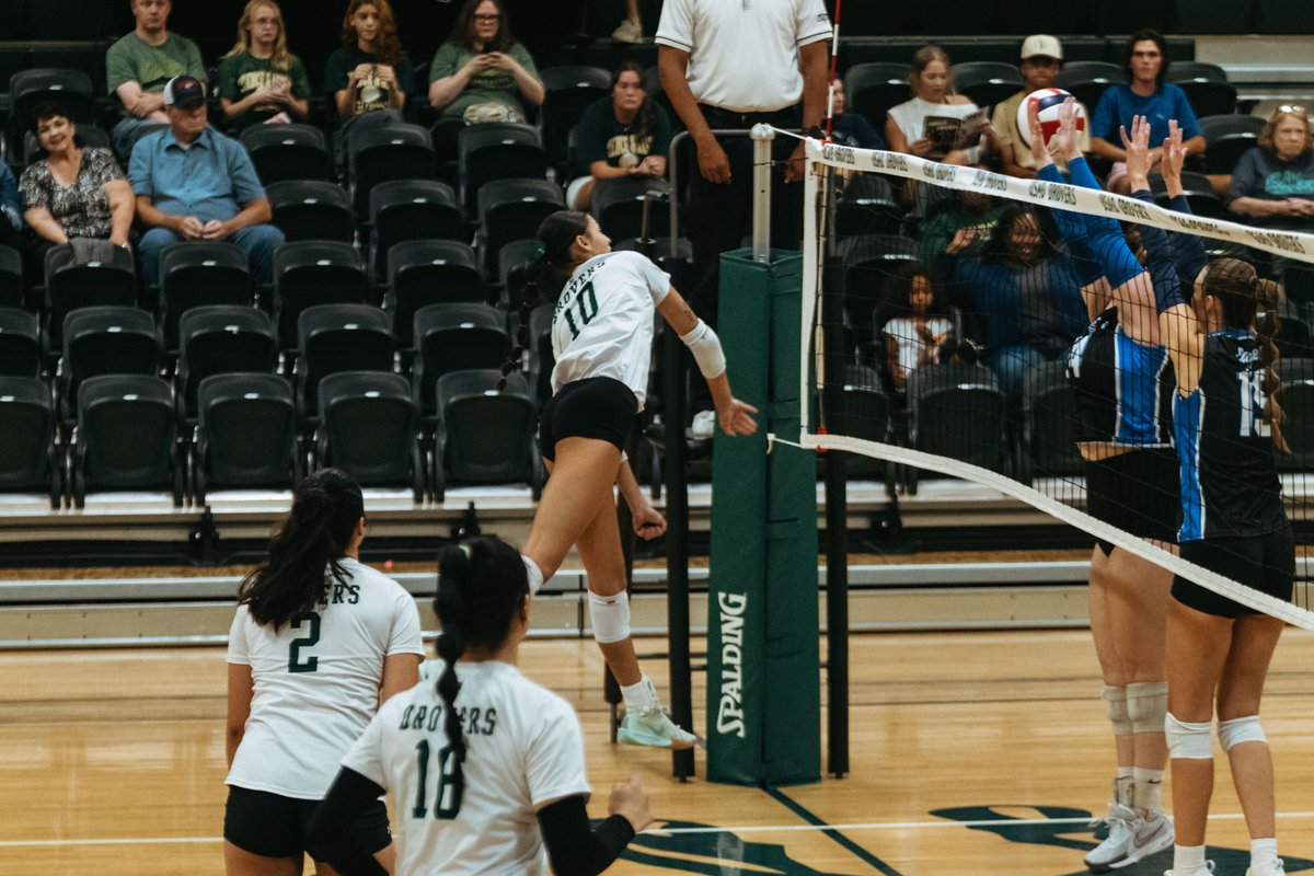 DroverAthletics's tweet photo. 𝐔𝐒𝐀𝐎 𝐖𝐢𝐧𝐬 𝐢𝐧 𝐓𝐡𝐫𝐞𝐞 𝐨𝐧 𝐭𝐡𝐞 𝐑𝐨𝐚𝐝 𝐚𝐭 𝐎𝐏𝐒𝐔🏐

📰RECAP⏩ https://t.co/Su3WC0AMWG

#DroverDUB x #DroverNation🏇 https://t.co/NAXDK1pKqV