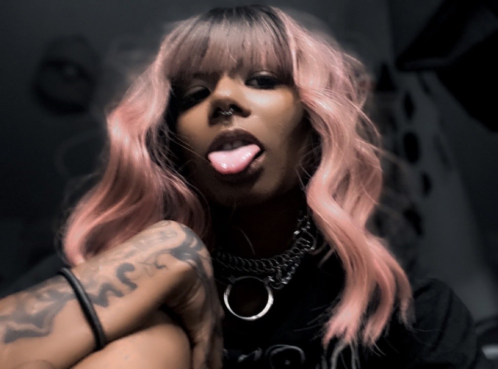 alrrose92's tweet photo. Soft face, dirty mind.

#grungegirl #tattooedgirl #darkfeminine #alt https://t.co/xnnVF9gPFJ