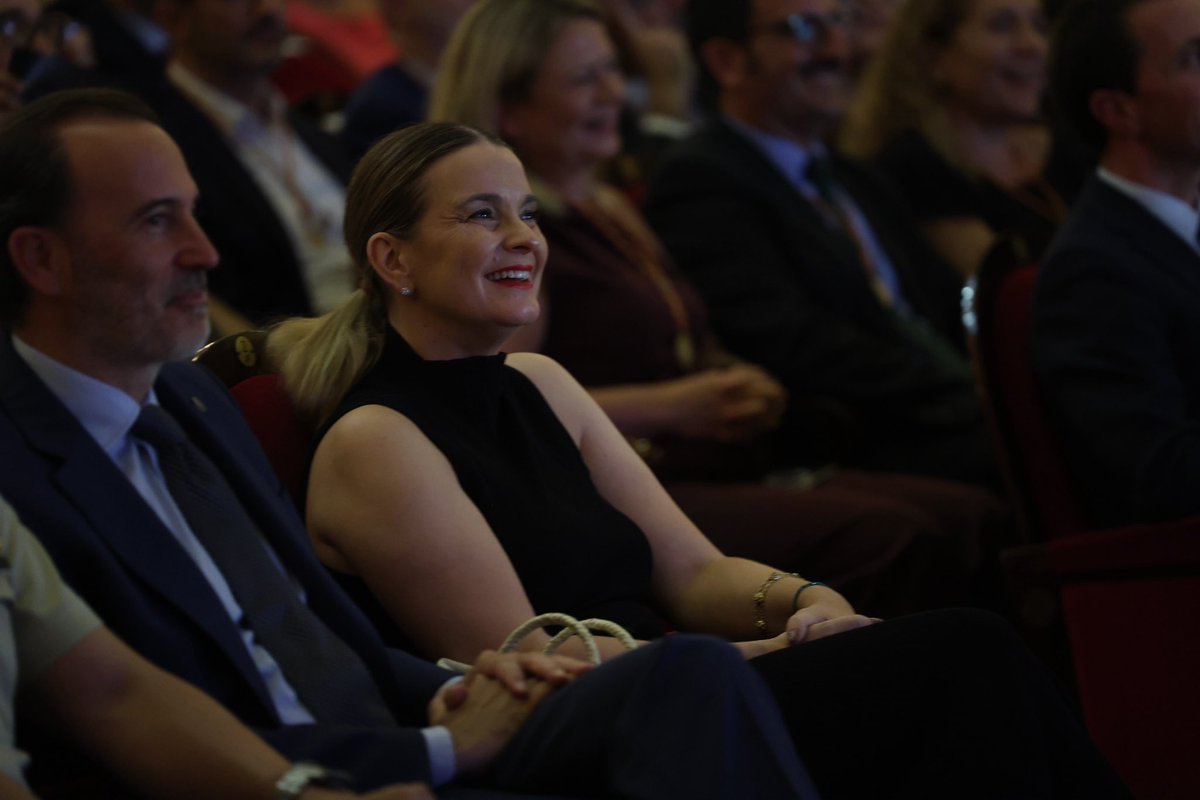 MargaProhens's tweet photo. Baix el fil dels 100 anys de «La Balanguera», Mallorca ha reconegut avui persones, entitats i institucions que, amb la seva trajectòria, han contribuït a teixir la història i la identitat de la nostra illa.

Enhorabona a tots els guardonats amb els Premis Jaume II i les Medalles d’Honor i Gratitud de l’Illa de Mallorca; als nous fills predilectes, Rels B i Concha Buika, dues veus mallorquines que han duit el nostre talent arreu del món, i al nou fill adoptiu, Michael Douglas, pel seu vincle i compromís amb Mallorca.

Tots formau part de la nostra manera de ser. Sou fils d’una mateixa Mallorca: orgullosa de les seves arrels, agraïda amb els qui l’han feta créixer i compromesa a transmetre aquest llegat a les generacions que vendran.

Com tan bé han recollit els Cucorba, mestres de la faràndula i també de la paraula, «tot quant som, amam Mallorca amb una passió punyent».

Continuau estimant-la, cuidant-la i engrandint-la. I, com la bella Balanguera, no deixeu mai de filar.

Molts d’anys a tothom! ❤️