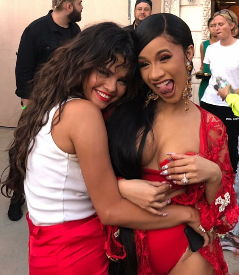 nickimymotherrr's tweet photo. Selena &amp; Cardi b (2004)    Selena &amp; cardi b (2018) https://t.co/SJ2rqaolqU