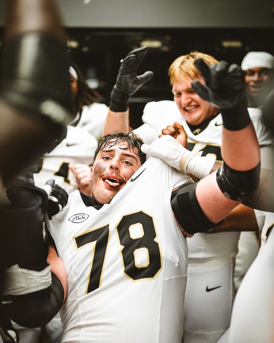 WakeFB's tweet photo. Pure jubilation 🎩 https://t.co/8aHE705PWO