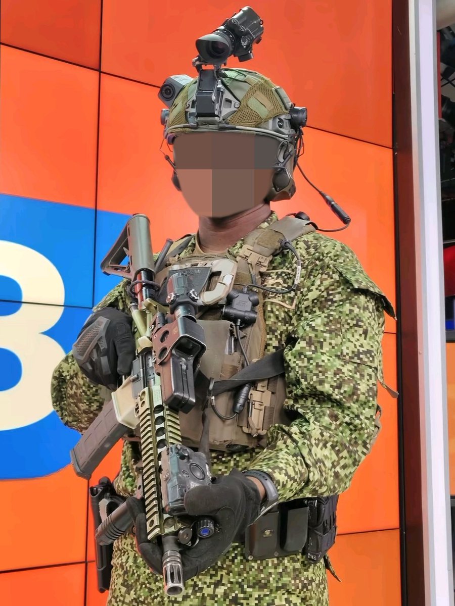 CCOESARCHIVE's tweet photo. XM4 (M4 Block II) al servicio de las Fuerzas Especiales de Colombia desde 2016.

Adquirida en color negro y verde metalizado, esta designación corresponde al lote vendido a Colombia con características específicas y diferenciadas de otras versiones de la M4 Block II. https://t.co/yO7KJ1UYQM