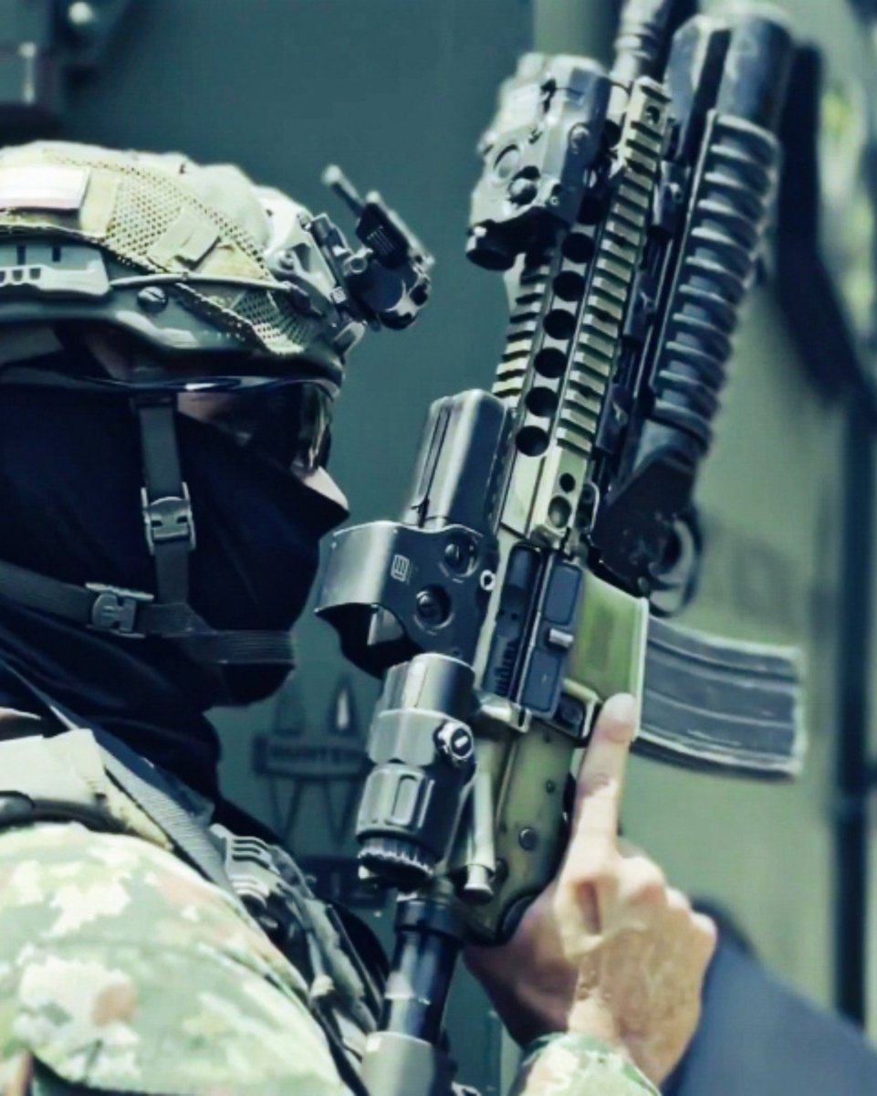 CCOESARCHIVE's tweet photo. XM4 (M4 Block II) al servicio de las Fuerzas Especiales de Colombia desde 2016.

Adquirida en color negro y verde metalizado, esta designación corresponde al lote vendido a Colombia con características específicas y diferenciadas de otras versiones de la M4 Block II. https://t.co/yO7KJ1UYQM