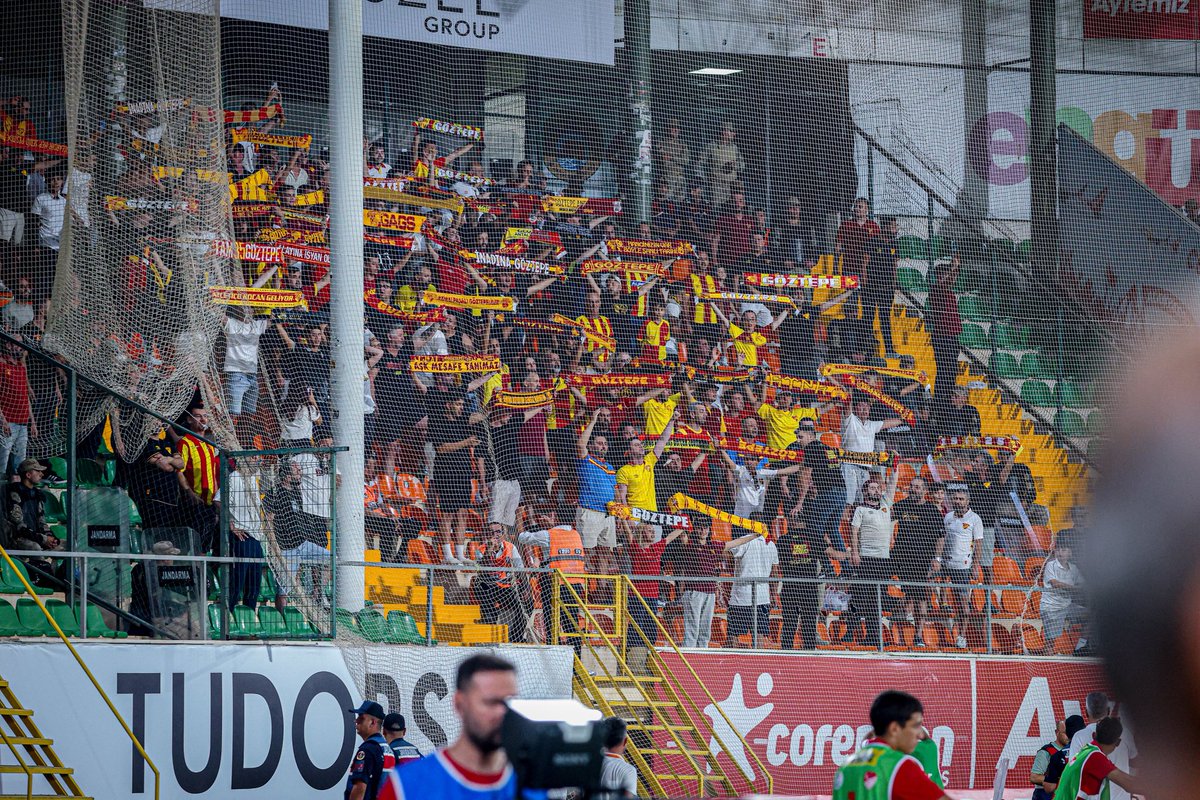 Goztepe's tweet photo. Sarın güneş gibi olsun!💛❤️

Anlı şanlı #Göztepe taraftarı Alanya’daydı!🤜🤛 https://t.co/hONaGXF1TM