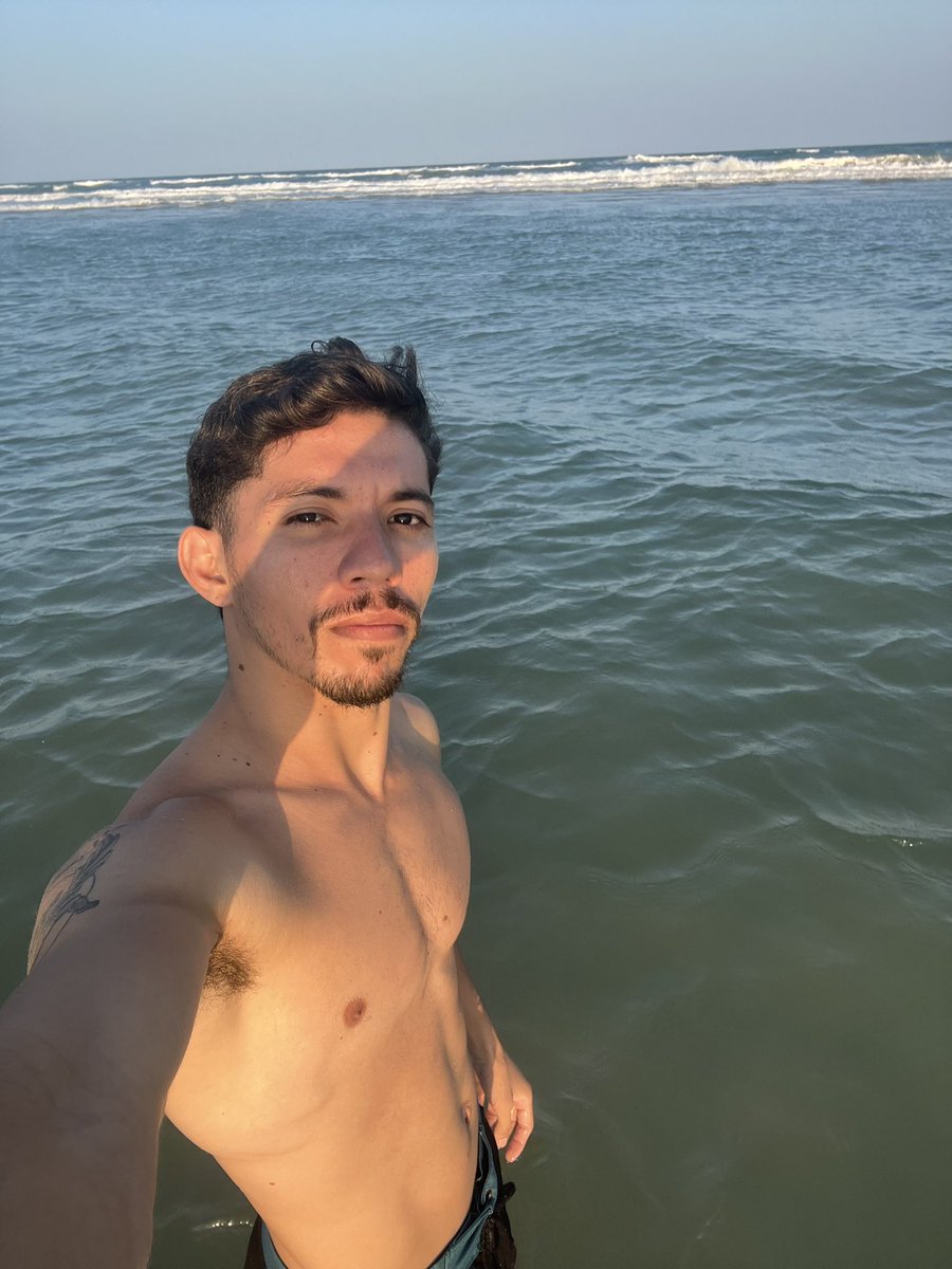 Carmozinho_'s tweet photo. Banho de mar ao pôr do sol , topa ? https://t.co/s3yD3u8BHq