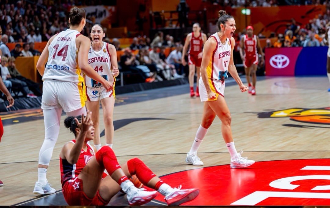 ACBCOM's tweet photo. ¡Qué manera de competir y qué manera de llevar lejos el BALONCESTO ESPAÑOL!
La #SelFEM🇪🇸 cae en semifinales del #FIBAWWC, después de dejarnos una actuación para el recuerdo.
Mucho ánimo, @BaloncestoESP.
Sois un orgullo 👏
#ElMundialDeTodos https://t.co/R96Lmzv0iE
