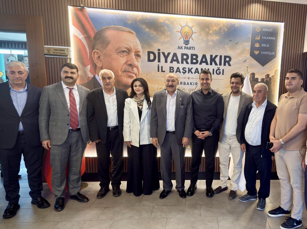 haticeseydaoglu's tweet photo. 📍 Diyarbakır | AK Parti İl Başkanlığı

20. ve 21. Dönem Diyarbakır Milletvekili, kıymetli babam Sebgetullah SEYDAOĞLU ile birlikte AK Parti Diyarbakır İl Başkanlığımızı ziyaret ettik.

İl Başkanı Hamit Sümer’e hayırlı olsun dileklerimizi ileterek, başarı temennisinde bulunduk.

Nazik misafirperverliklerinden dolayı İl Başkanımız, İl Başkan Vekilimiz Murat Beran Dilek ile teşkilatımızın kıymetli üyelerine teşekkür ediyor; birlik, beraberlik ve istişare anlayışı içerisinde, davamıza güç katacak nice başarılı çalışmaları hayata geçirerek Diyarbakır’ımıza ve aziz milletimize hayırlı hizmetler sunmayı temenni ediyorum.

@RTErdogan @Akparti @akpartidbakir @HamitSumer21 @MBeranDilek