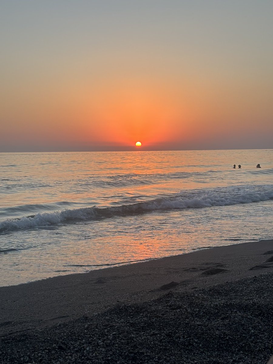 phlebnn's tweet photo. İ had this view this afternoon .In a moment my mind is blank and right after my first though was markets are in waves then i asked is it ?
Anyway im retarded https://t.co/BXIbBYBmSW