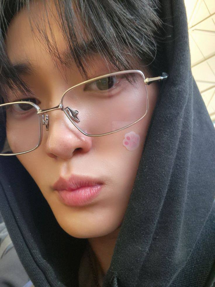 dxexnxe's tweet photo. this was meant for Luvity selca day and was taken back in january, but I was working nonstop until summer and never got to post it. I only remembered today, when it was already too late. my friends insisted I post it anyway, so.. late Luvity selca day!
#LVTSD #luvityselcaday https://t.co/HVWWsUVFmr
