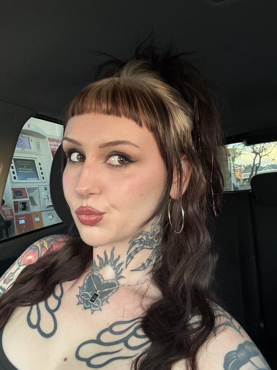 kryptickayla_'s tweet photo. ghost roots + baby bangs yes pls! https://t.co/sgrXKVULM5
