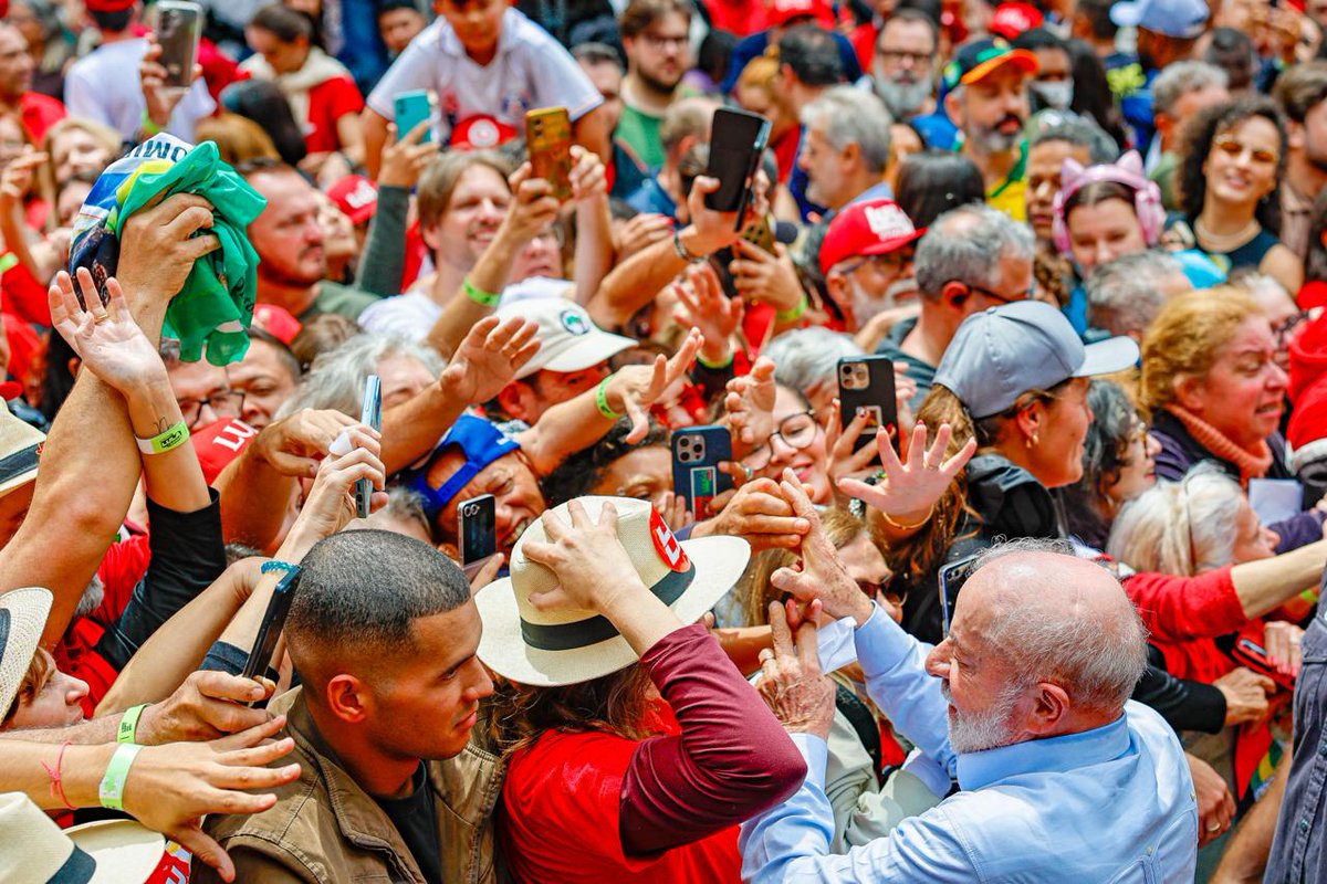 LulaOficial's tweet photo. Muito obrigado, Curitiba. 

O Paraná e o Brasil estão prontos para mais!

📸 @ricardostuckert https://t.co/jdHamNlzpJ
