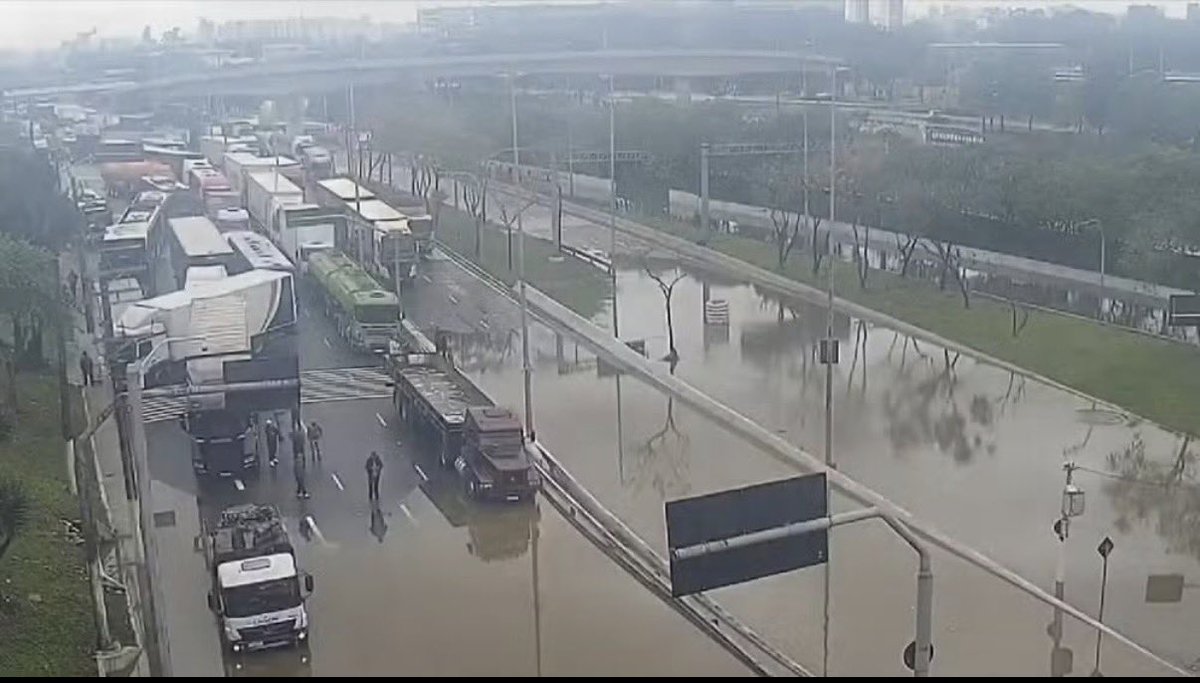 omundoecapitais's tweet photo. SÃO PAULO 🚨 | Alagada, Marginal Tietê é totalmente bloqueada no sentido Castello Branco. 

Já no sentido Ayrton Senna, a pista local da Marginal Tietê está bloqueada na altura da Ponte Tatuapé. Pista local da Marginal Pinheiros também é afetada por alagamentos. https://t.co/swj3xNrObX