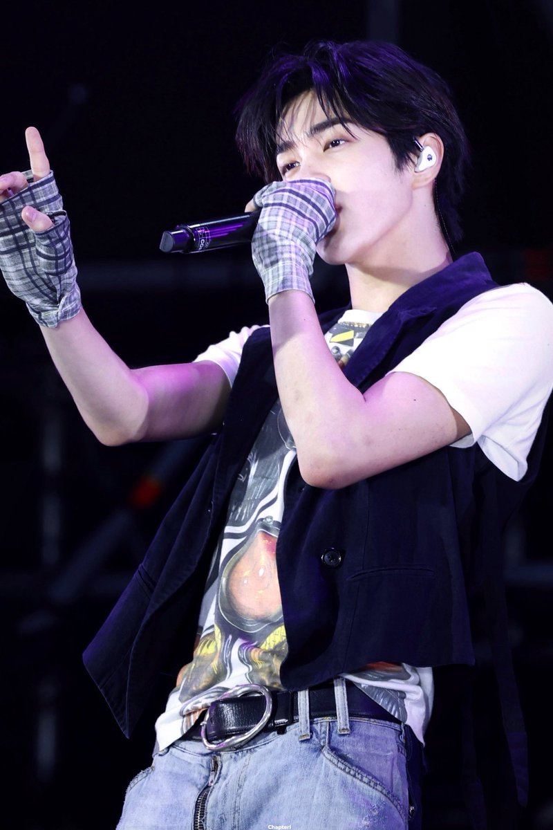 keonholds's tweet photo. he was born to be a rockstar ★ https://t.co/uMYZZEgccT