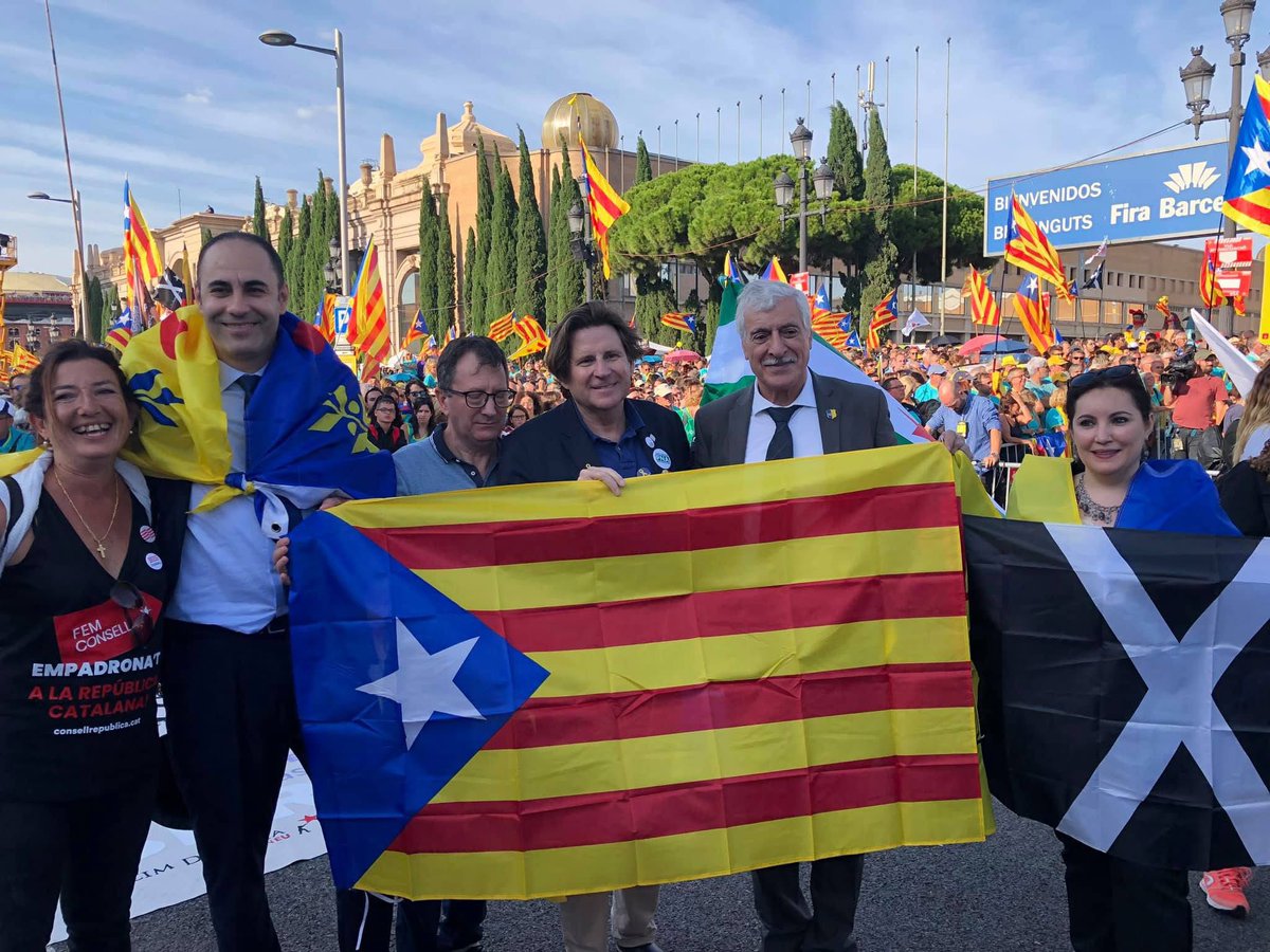 Ammarkh08631127's tweet photo. VIVE LA DIADA 
KABYLIE–CATALOGNE : DEUX PEUPLES, UNE MÊME ASPIRATION À LA LIBERTÉ https://t.co/rQ5yLuhqCi