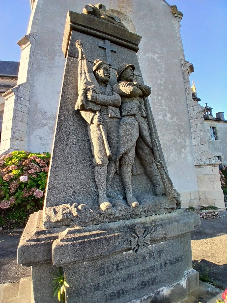 CatherineRoche2's tweet photo. Monument aux morts à #Ouessant 
@MonuMorts #1GM #2GM #Mémoire https://t.co/dMFsFRCyFN