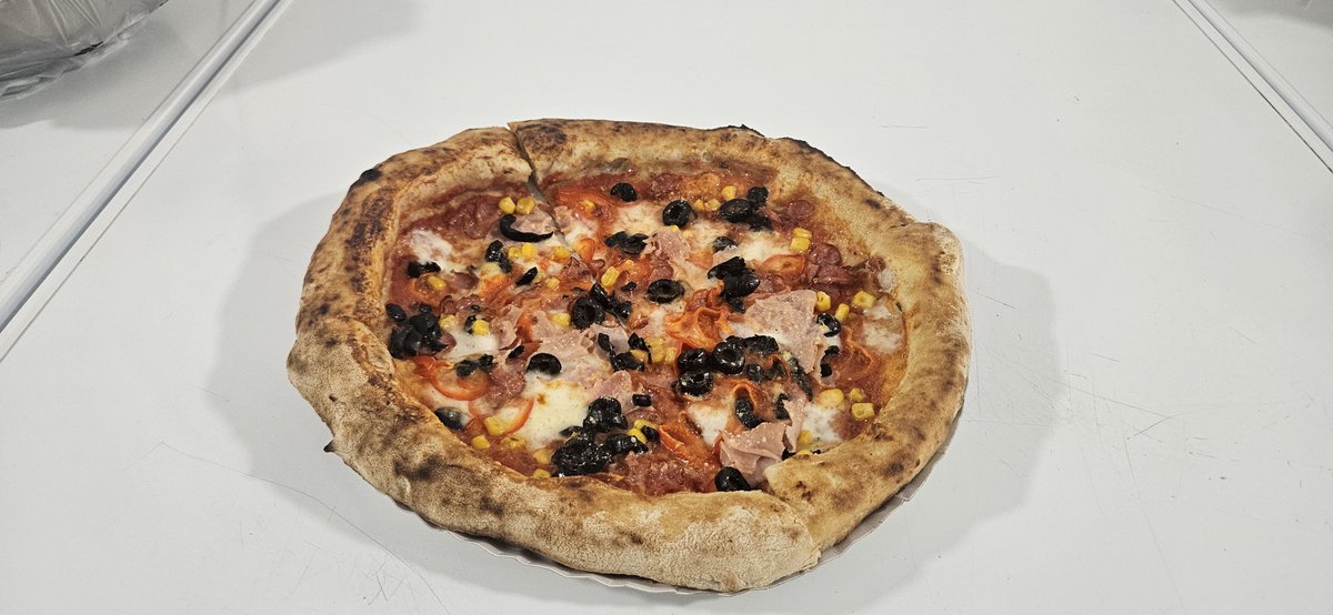 Mayo940927's tweet photo. #WorkLife
#pizza #Caprichosa https://t.co/cQOevRdZL8