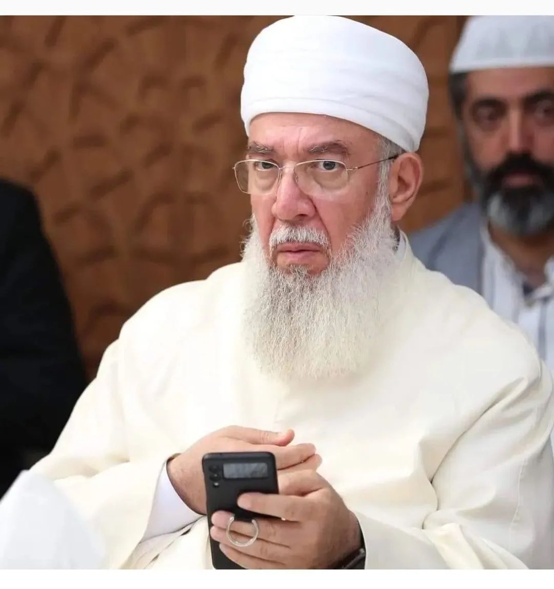 bezginideolog's tweet photo. 🗣️ @akincisemerkand İhsan Şenocak ve Menzil şeyhlerinden Muhammed Saki’yi işaret etti:

İsim verelim, hiç kaçmayalım. Menzil Şeyhi Seyyid Saki “Tavşan kaç tazı yakalı misali..." diyerek Taliban’ın zaferinin hile olduğunu vurduladı.

İhsan Şenocak ise "Amerika'nın birbiriyle çarpıştırdığı taraflar" diyerek laik rejim ile İslâmî rejimi ABD’nin sağdan ve soldan iki kuklası gibi lanse etti.

Elhamdülillah ahiret var. Oturmaktan başka tek eylemi laik rejimin müsaade ettiği kadar yürüyüş yapmak olan Müslümanları, mücahitlerle karşı karşıya geldikleri mahşer günü göreceğim.